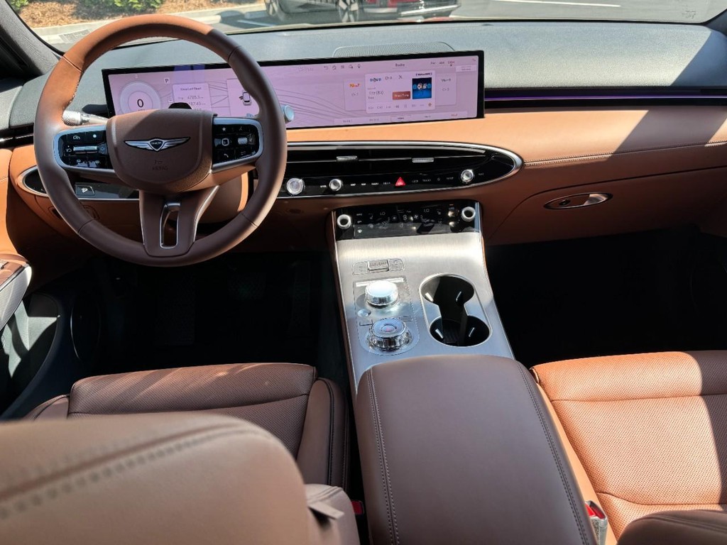 Genesis GV70 Vehicle Full-screen Gallery Image 12