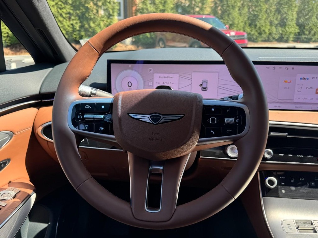 Genesis GV70 Vehicle Full-screen Gallery Image 13