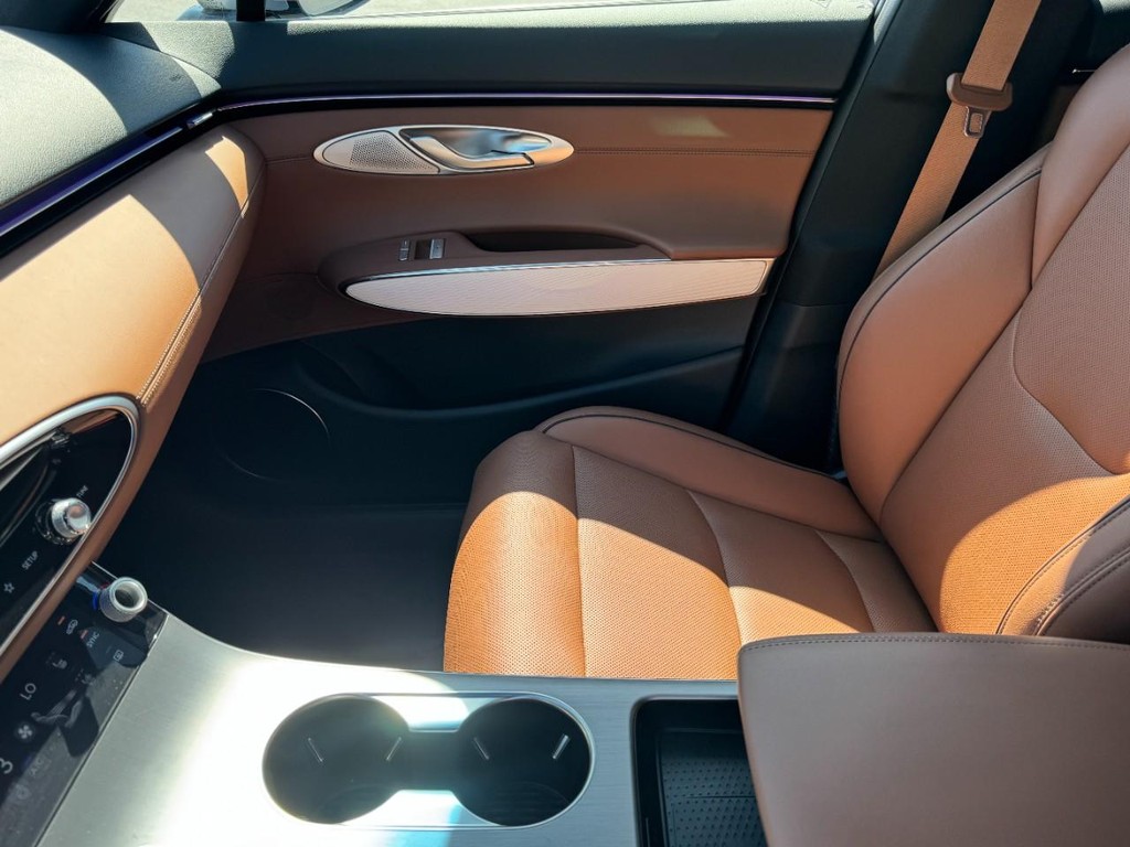 Genesis GV70 Vehicle Full-screen Gallery Image 14