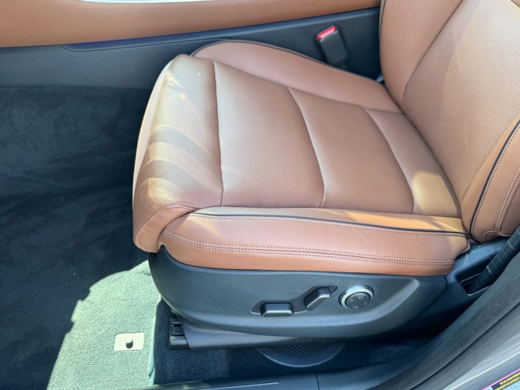 Genesis GV70 Vehicle Full-screen Gallery Image 15