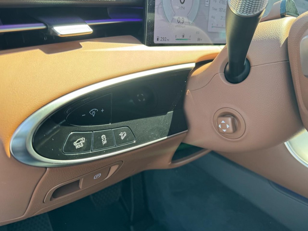 Genesis GV70 Vehicle Full-screen Gallery Image 16