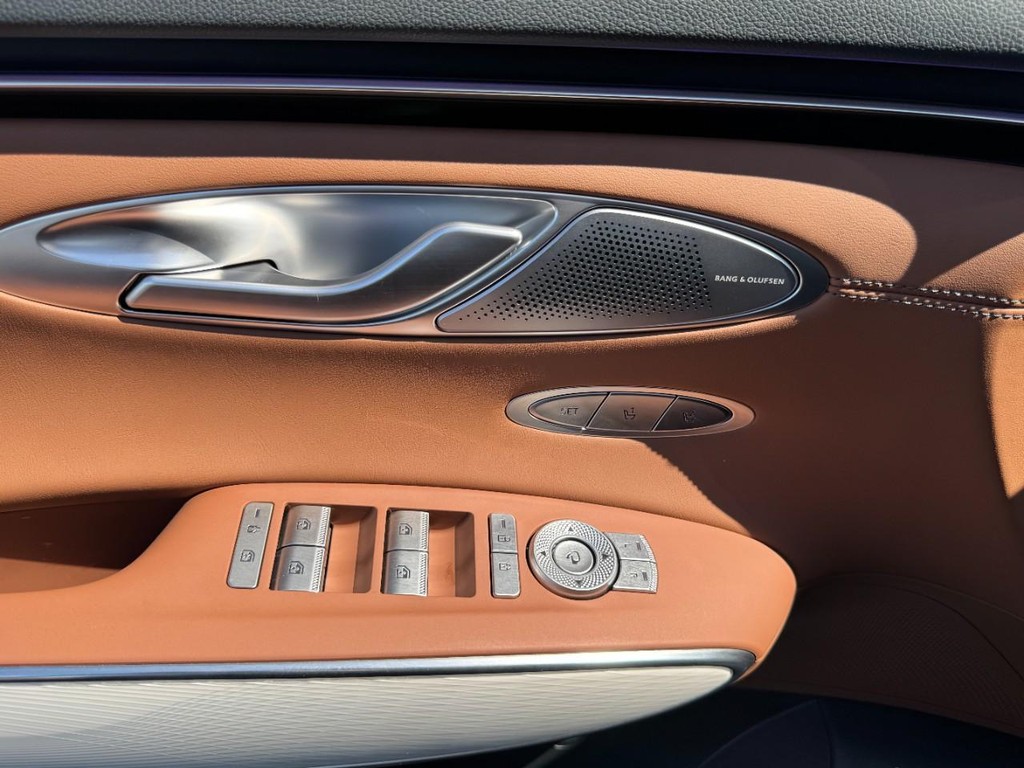 Genesis GV70 Vehicle Full-screen Gallery Image 17