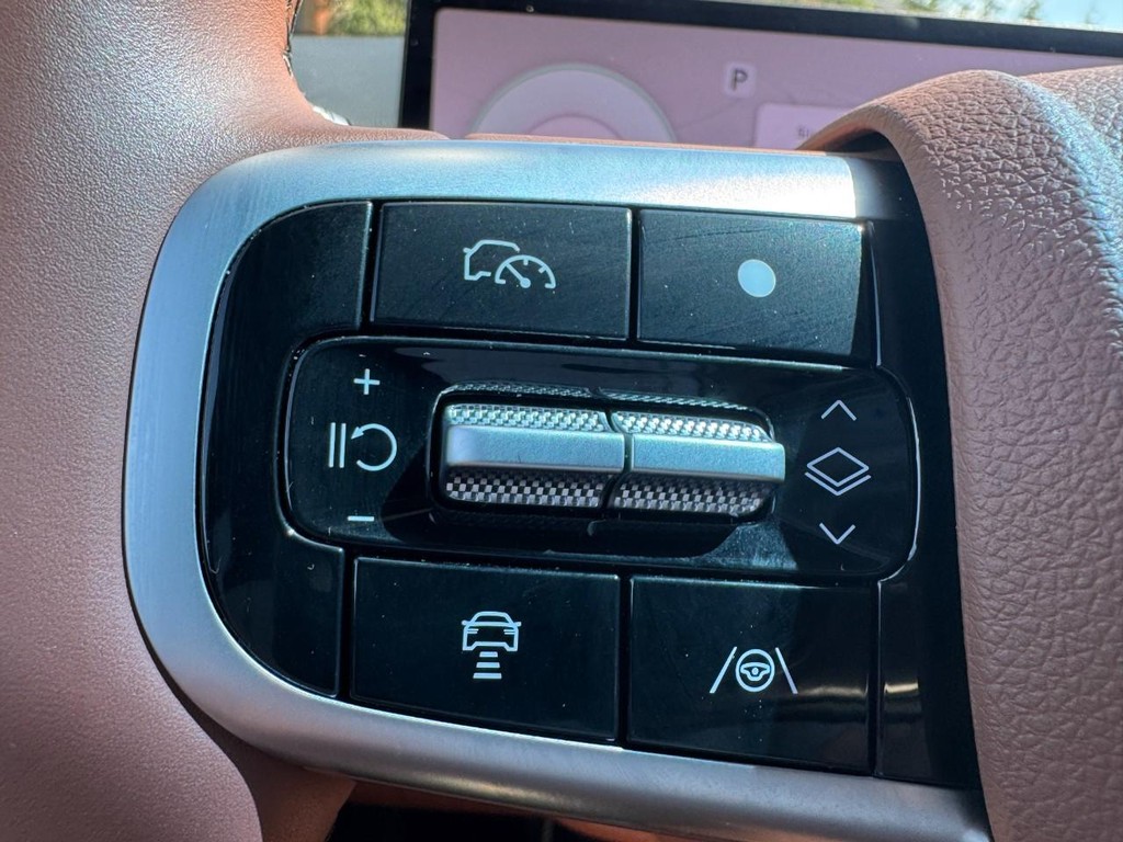 Genesis GV70 Vehicle Full-screen Gallery Image 18