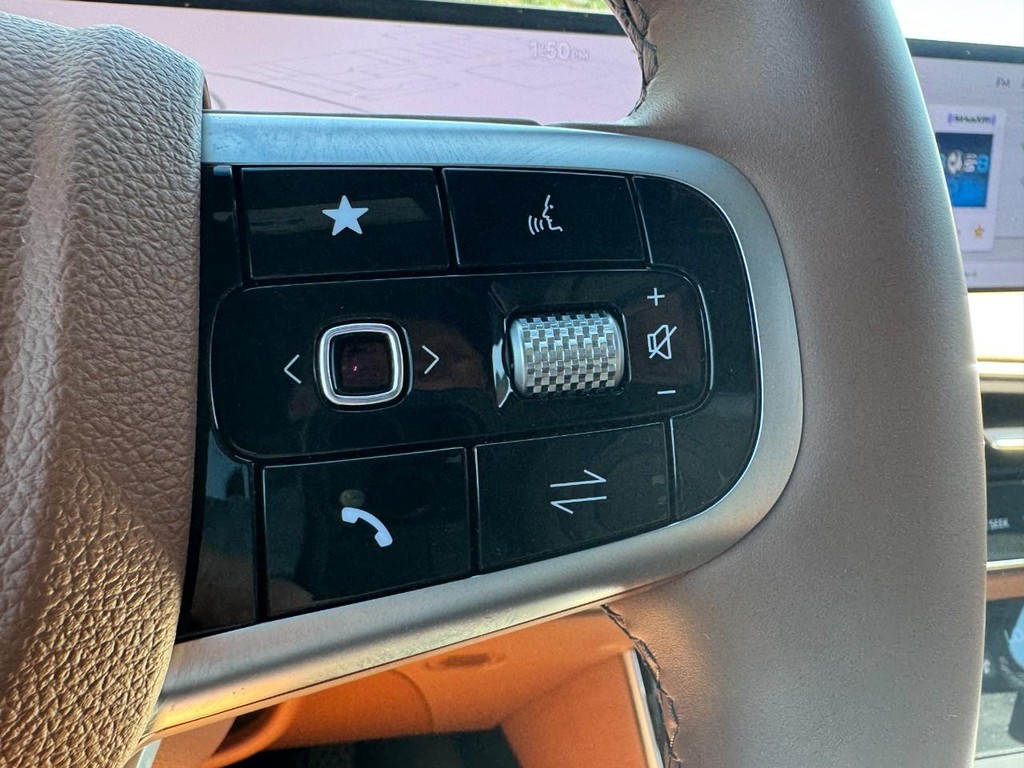 Genesis GV70 Vehicle Full-screen Gallery Image 19