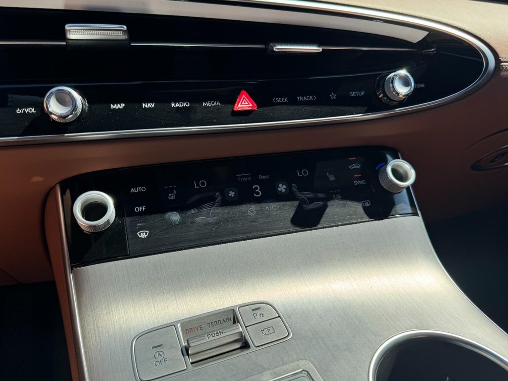 Genesis GV70 Vehicle Full-screen Gallery Image 20