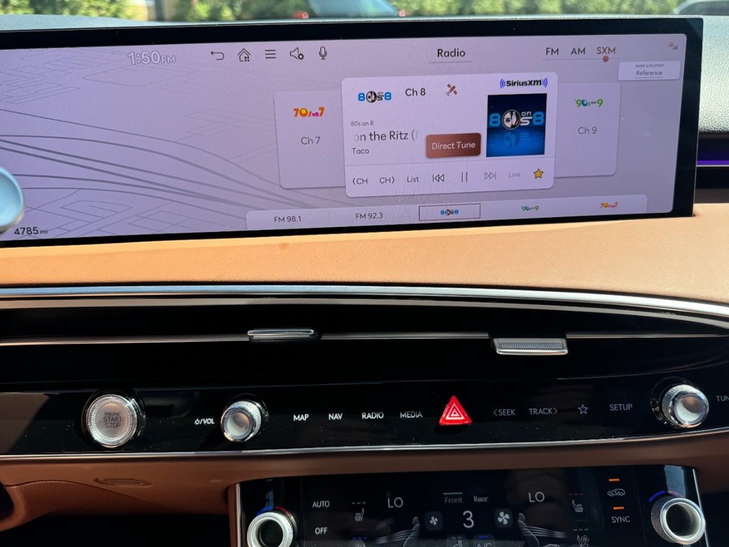 Genesis GV70 Vehicle Full-screen Gallery Image 21