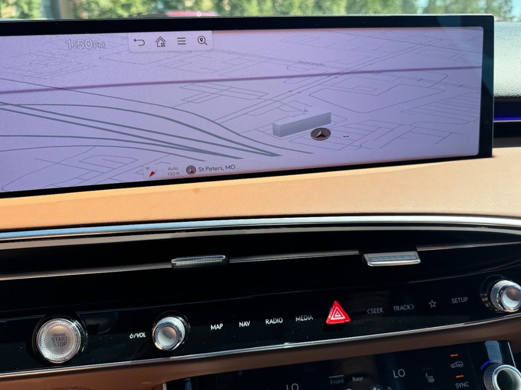 Genesis GV70 Vehicle Full-screen Gallery Image 22