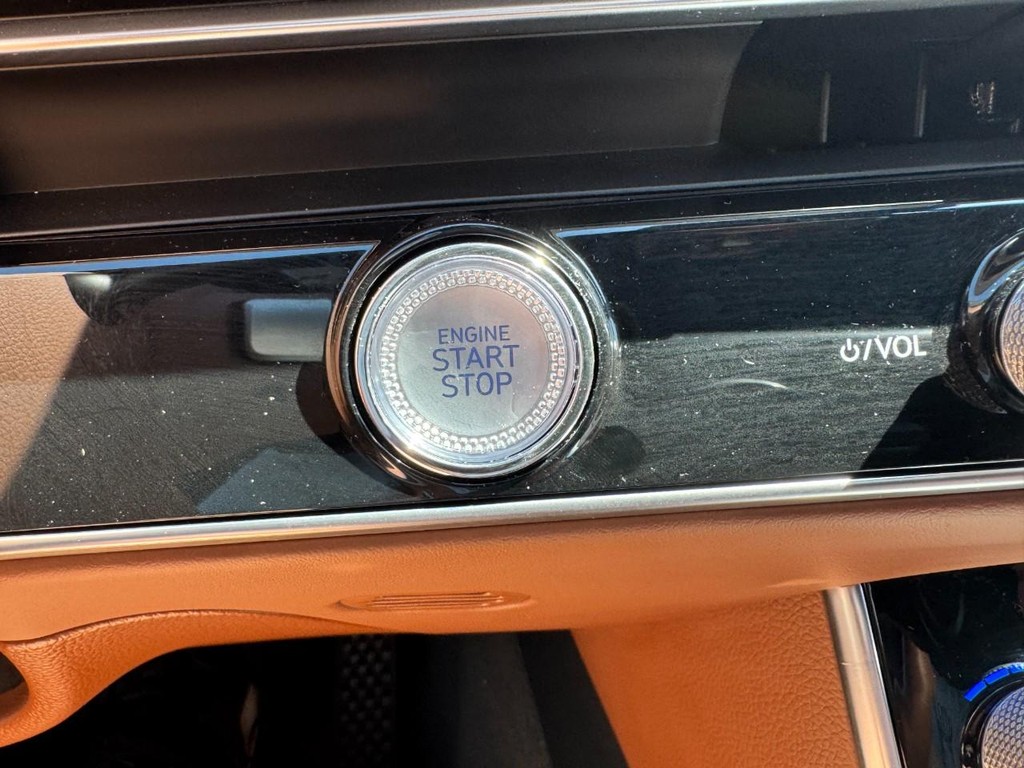 Genesis GV70 Vehicle Full-screen Gallery Image 24