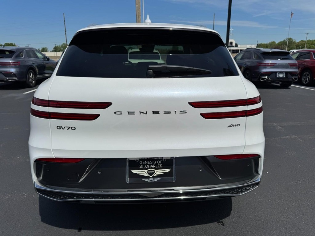 Genesis GV70 Vehicle Full-screen Gallery Image 04