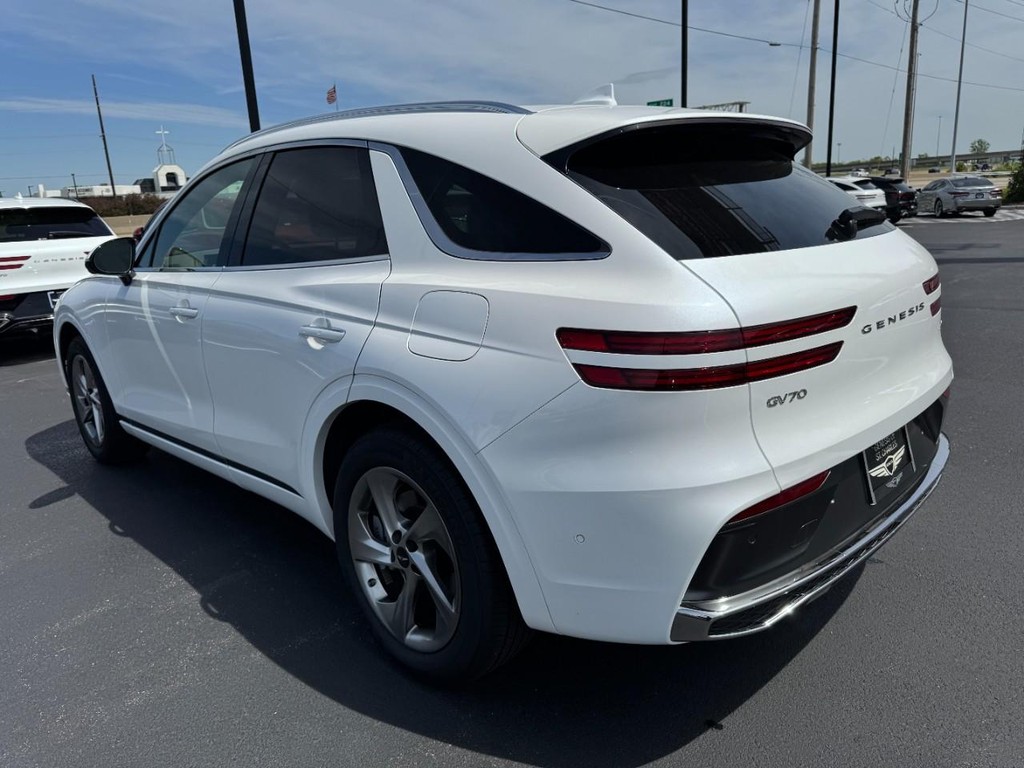 Genesis GV70 Vehicle Full-screen Gallery Image 05