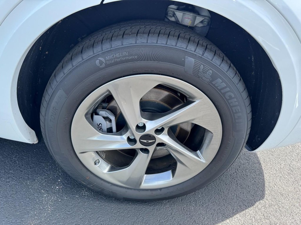 Genesis GV70 Vehicle Full-screen Gallery Image 06