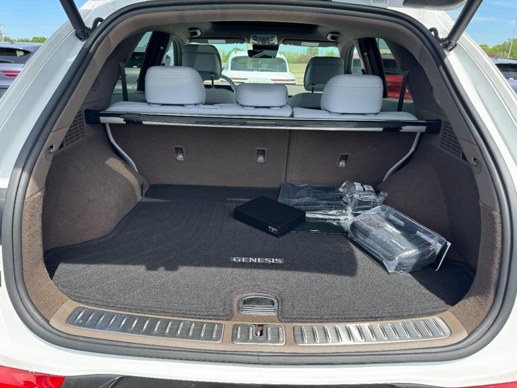 Genesis GV70 Vehicle Full-screen Gallery Image 07