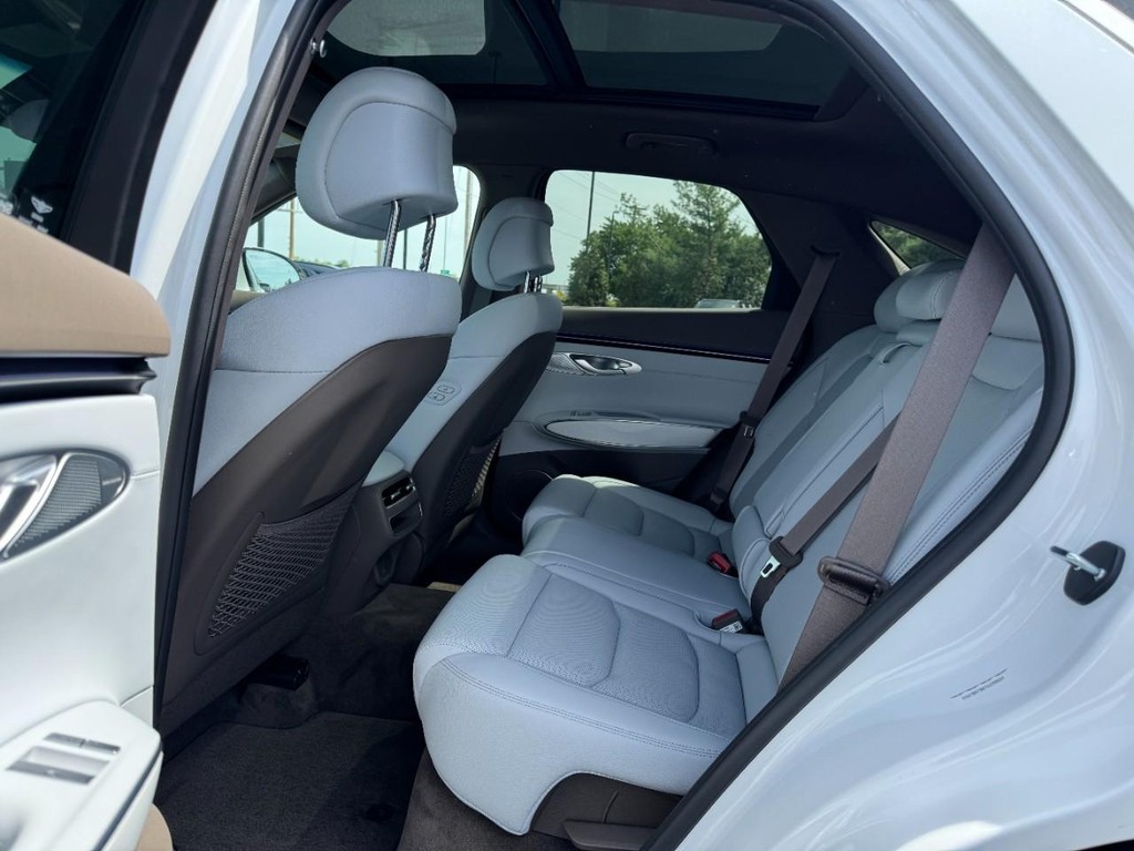 Genesis GV70 Vehicle Full-screen Gallery Image 10