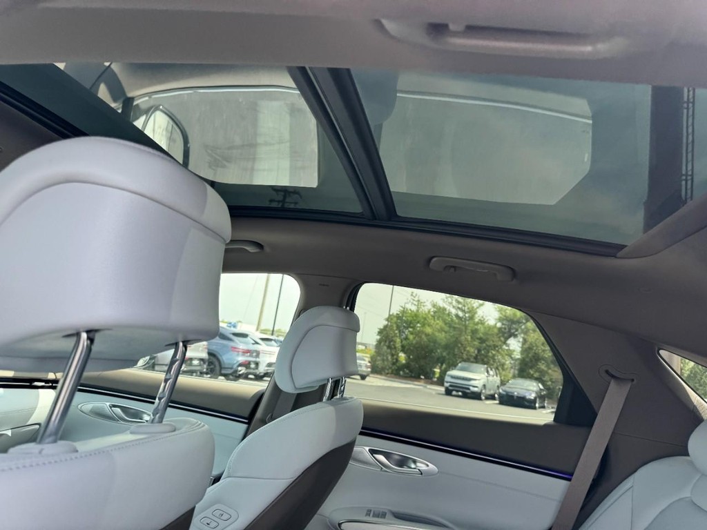 Genesis GV70 Vehicle Full-screen Gallery Image 11