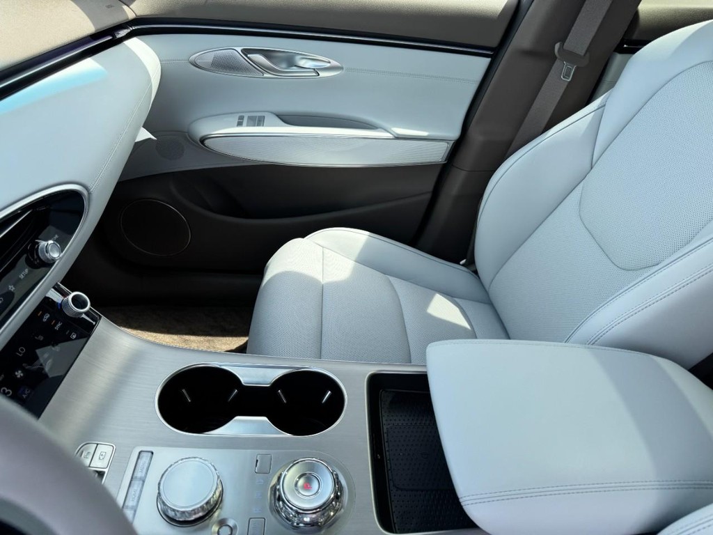 Genesis GV70 Vehicle Full-screen Gallery Image 14