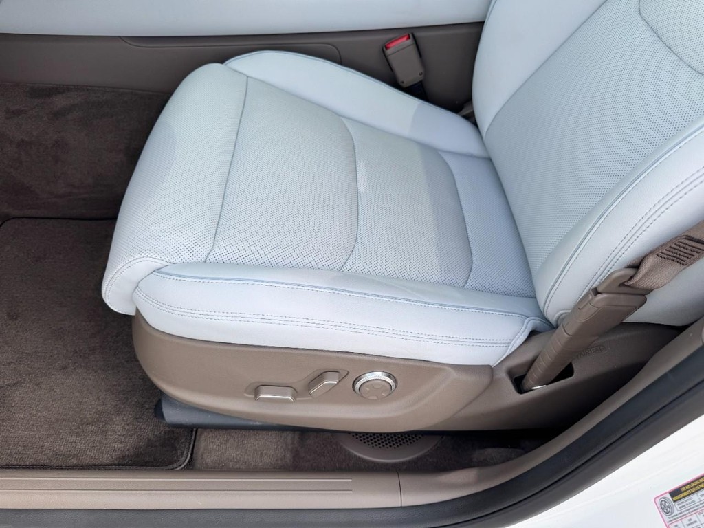 Genesis GV70 Vehicle Full-screen Gallery Image 15