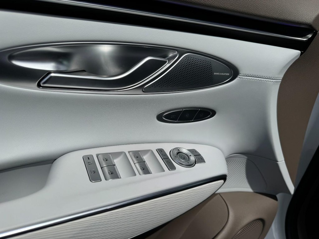 Genesis GV70 Vehicle Full-screen Gallery Image 16