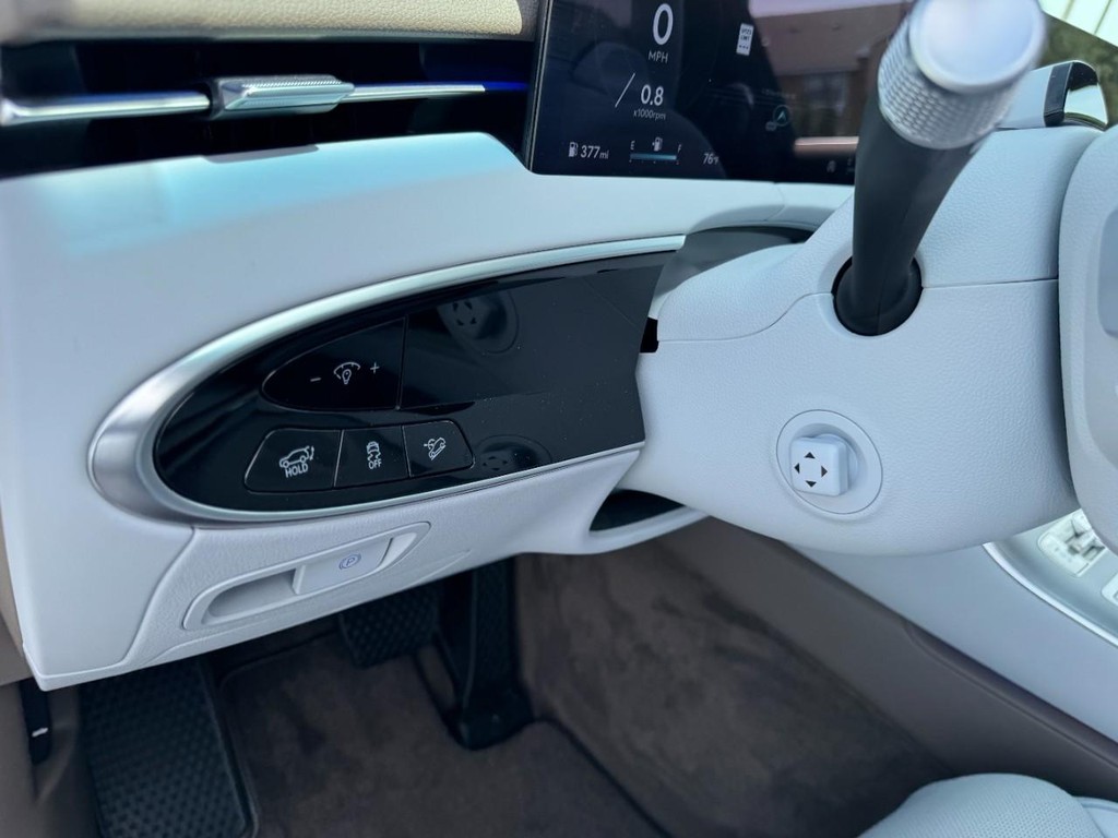 Genesis GV70 Vehicle Full-screen Gallery Image 17