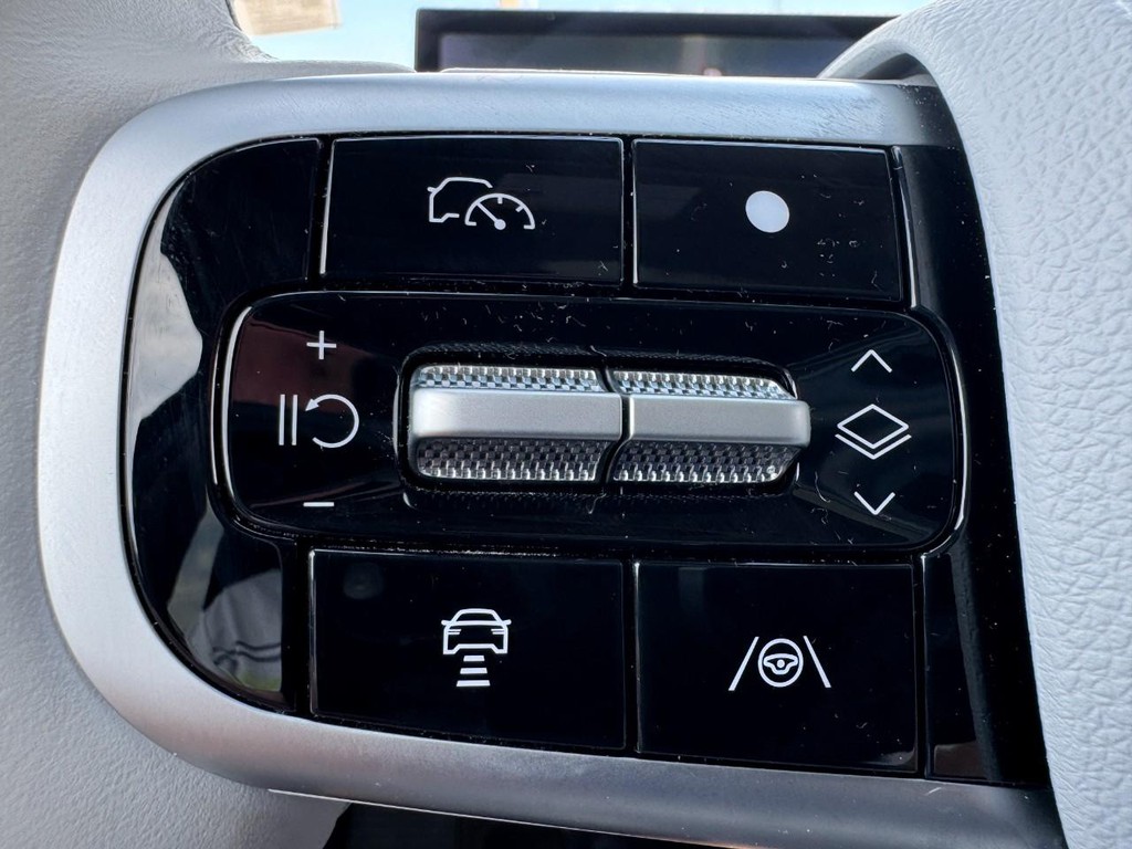 Genesis GV70 Vehicle Full-screen Gallery Image 18