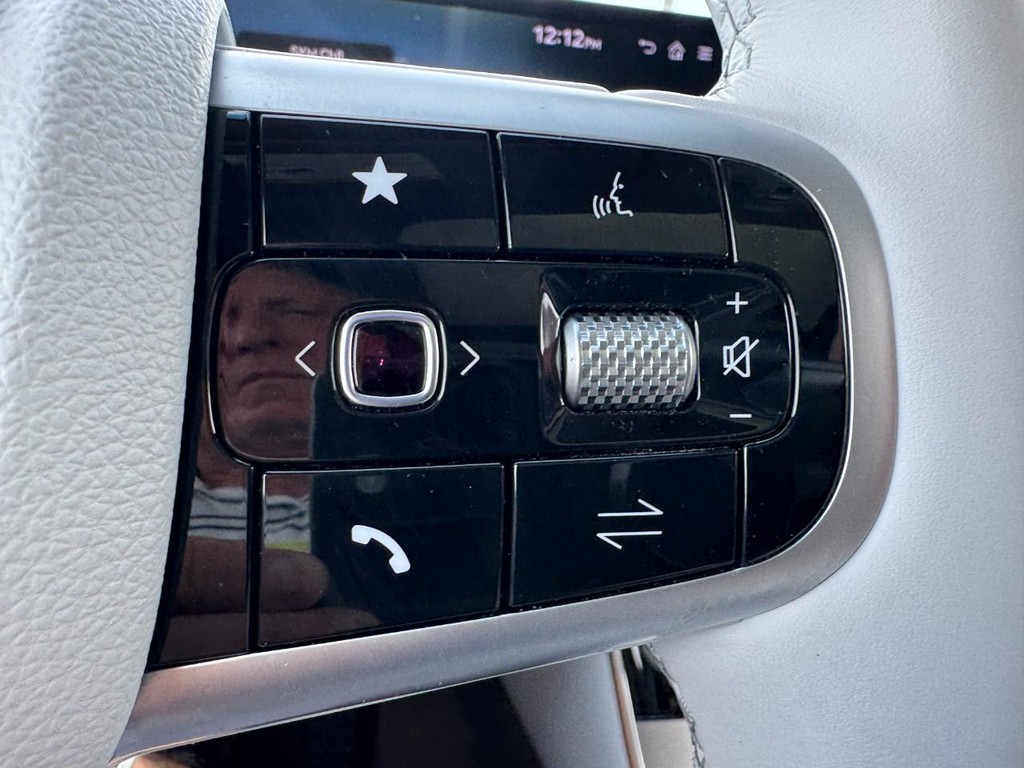 Genesis GV70 Vehicle Full-screen Gallery Image 19