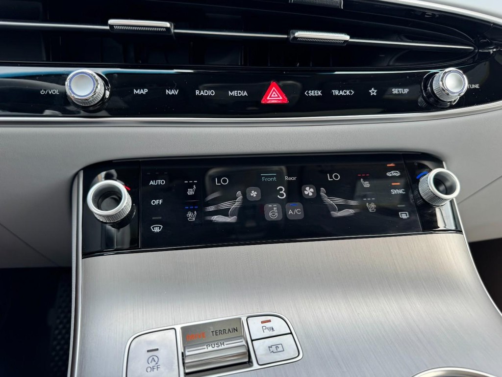 Genesis GV70 Vehicle Full-screen Gallery Image 20