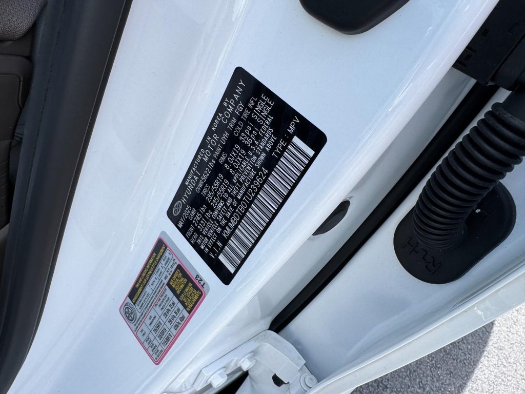 Genesis GV70 Vehicle Full-screen Gallery Image 25