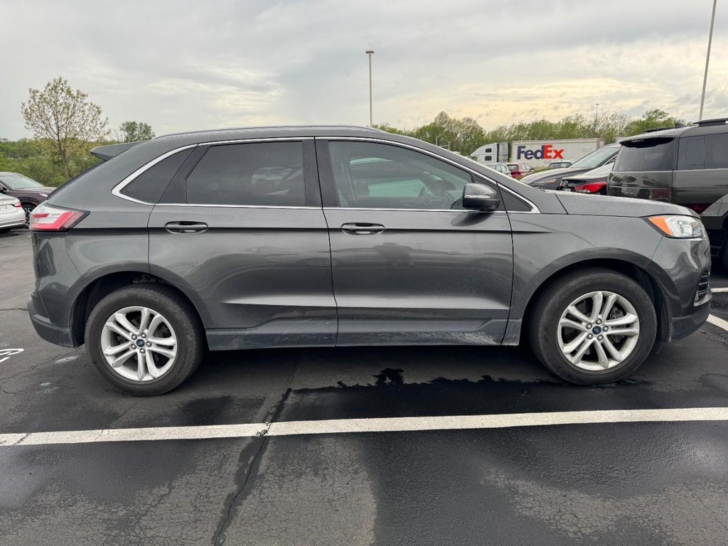 Ford Edge Vehicle Full-screen Gallery Image 02