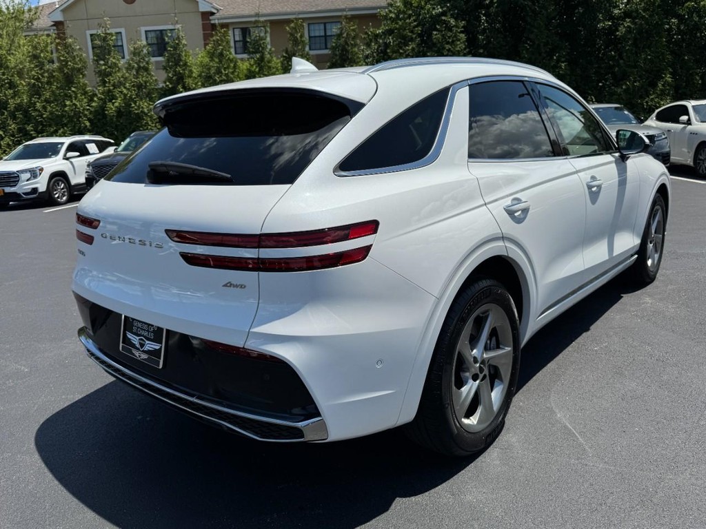 Genesis GV70 Vehicle Full-screen Gallery Image 03