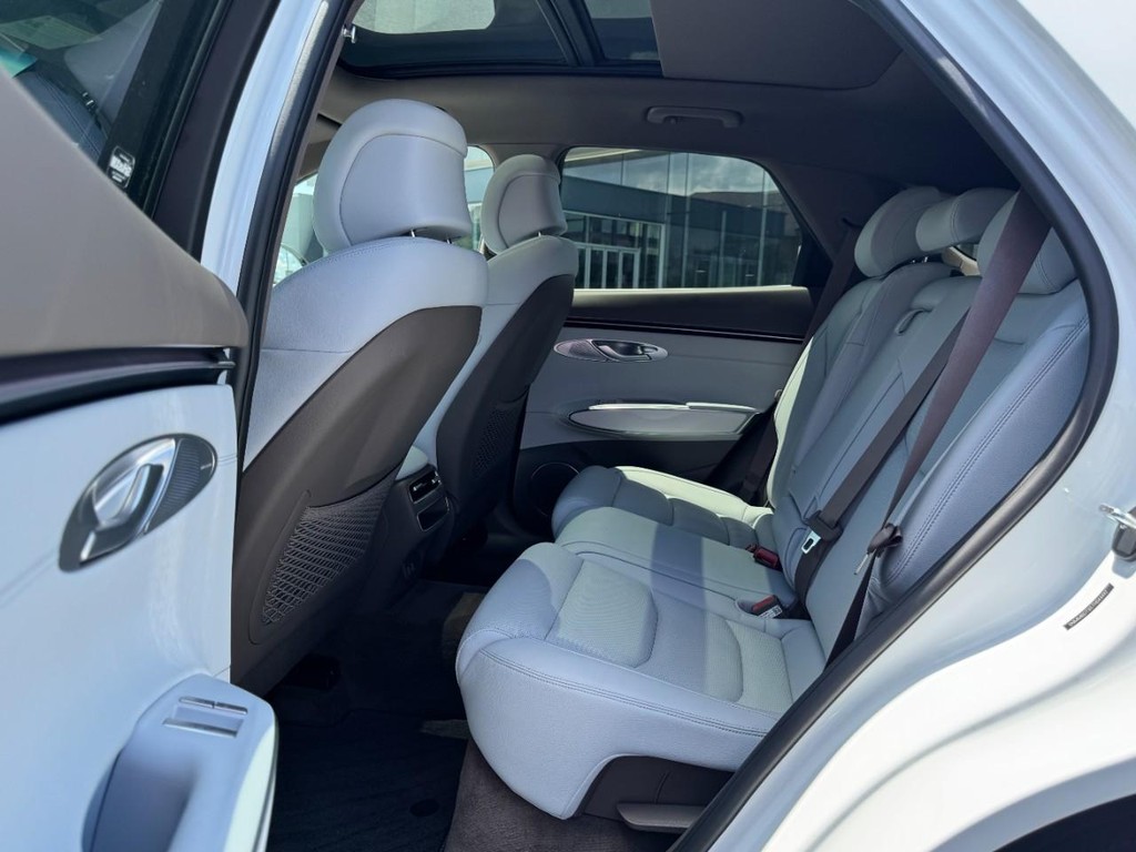 Genesis GV70 Vehicle Full-screen Gallery Image 10