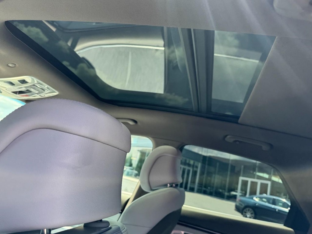 Genesis GV70 Vehicle Full-screen Gallery Image 11