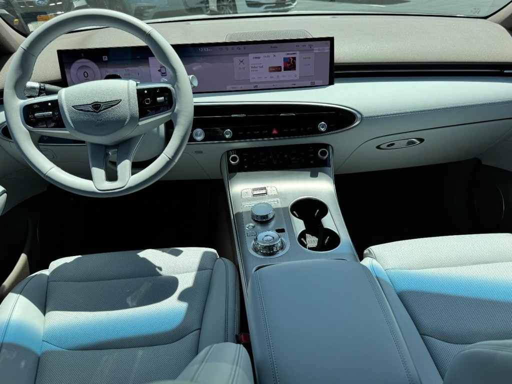 Genesis GV70 Vehicle Full-screen Gallery Image 12