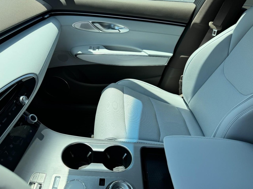 Genesis GV70 Vehicle Full-screen Gallery Image 14