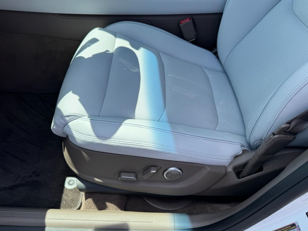 Genesis GV70 Vehicle Full-screen Gallery Image 15