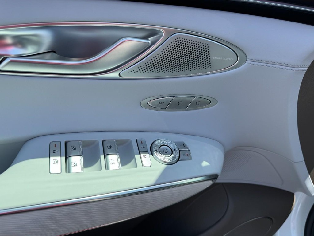 Genesis GV70 Vehicle Full-screen Gallery Image 16