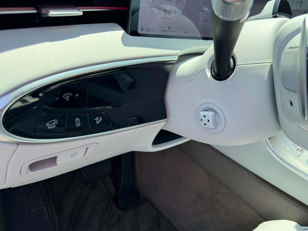 Genesis GV70 Vehicle Full-screen Gallery Image 17