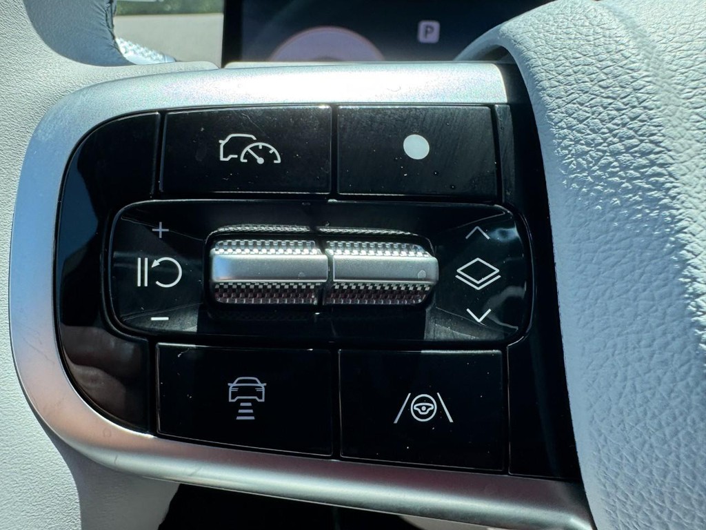 Genesis GV70 Vehicle Full-screen Gallery Image 18