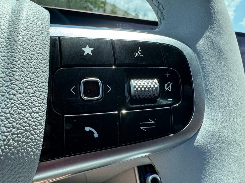 Genesis GV70 Vehicle Full-screen Gallery Image 19