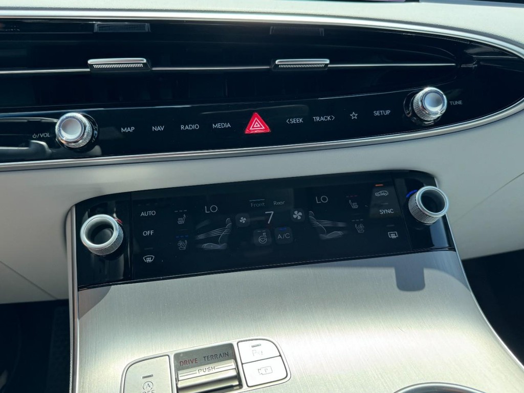 Genesis GV70 Vehicle Full-screen Gallery Image 20