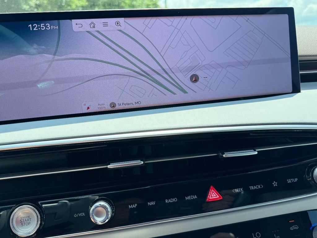 Genesis GV70 Vehicle Full-screen Gallery Image 22