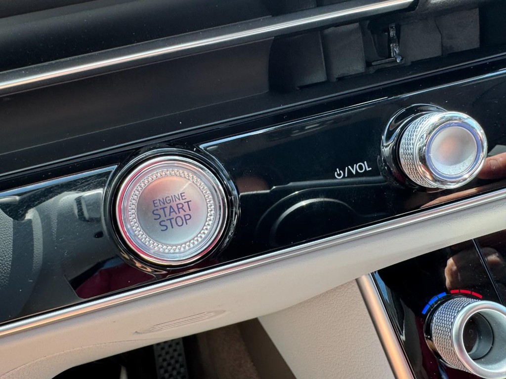 Genesis GV70 Vehicle Full-screen Gallery Image 24