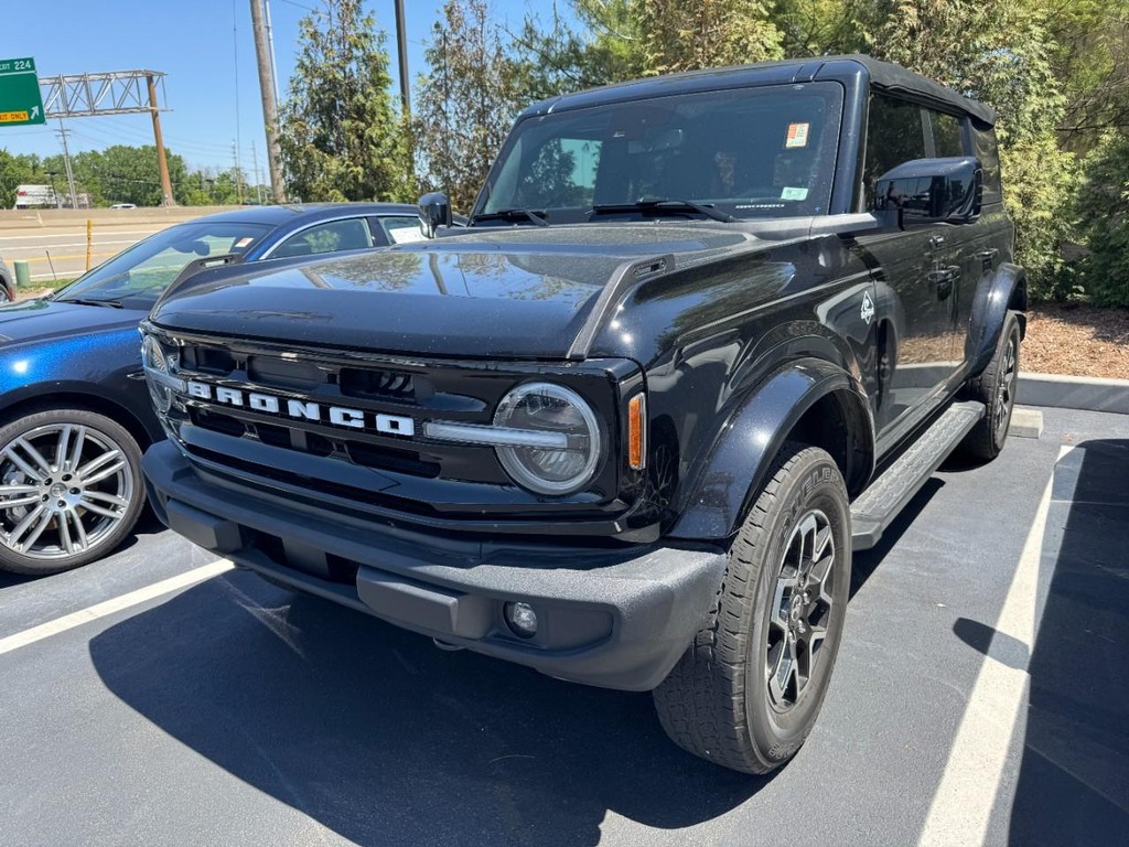 Ford Bronco Vehicle Full-screen Gallery Image 03