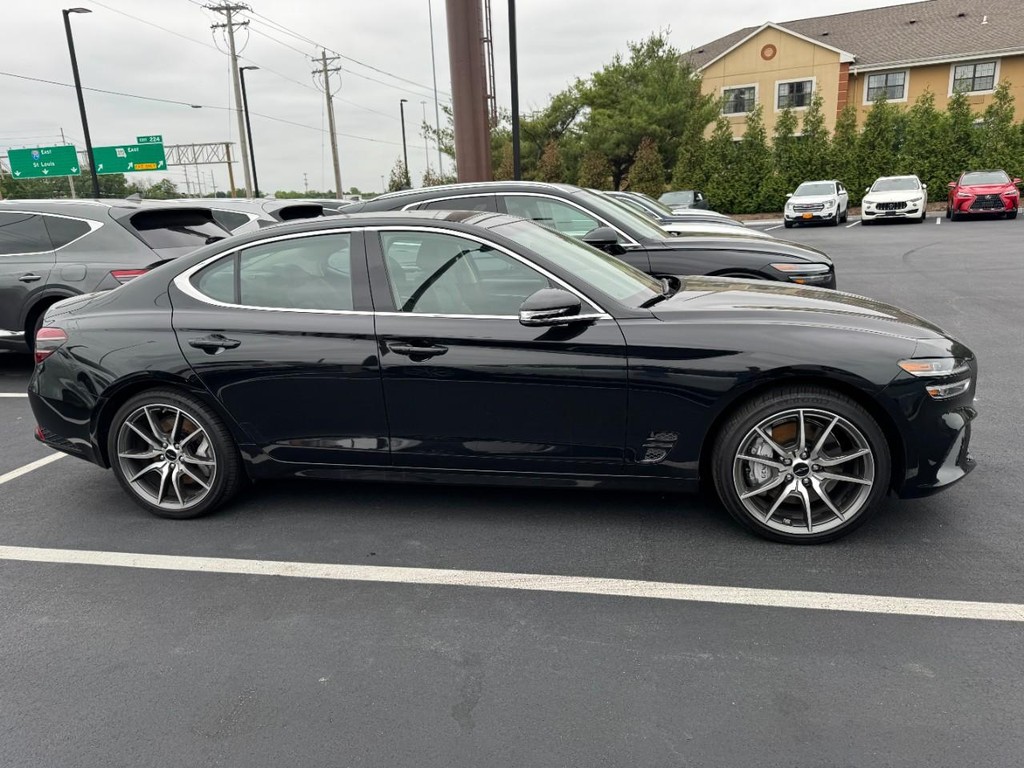 Genesis G70 Vehicle Full-screen Gallery Image 02