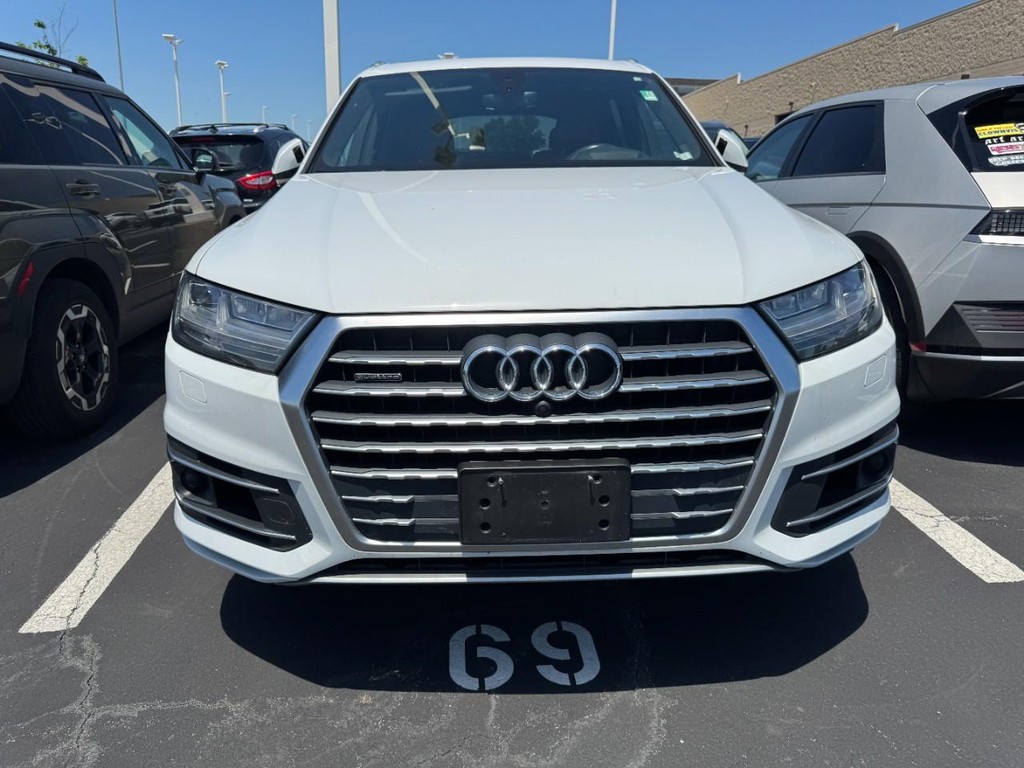 Audi Q7 Vehicle Full-screen Gallery Image 02