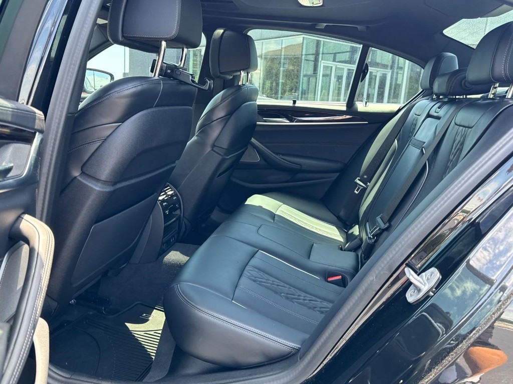 BMW 5 Series Vehicle Full-screen Gallery Image 10