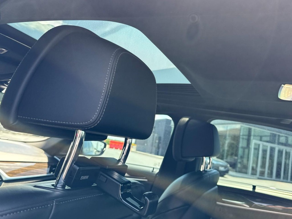 BMW 5 Series Vehicle Full-screen Gallery Image 11