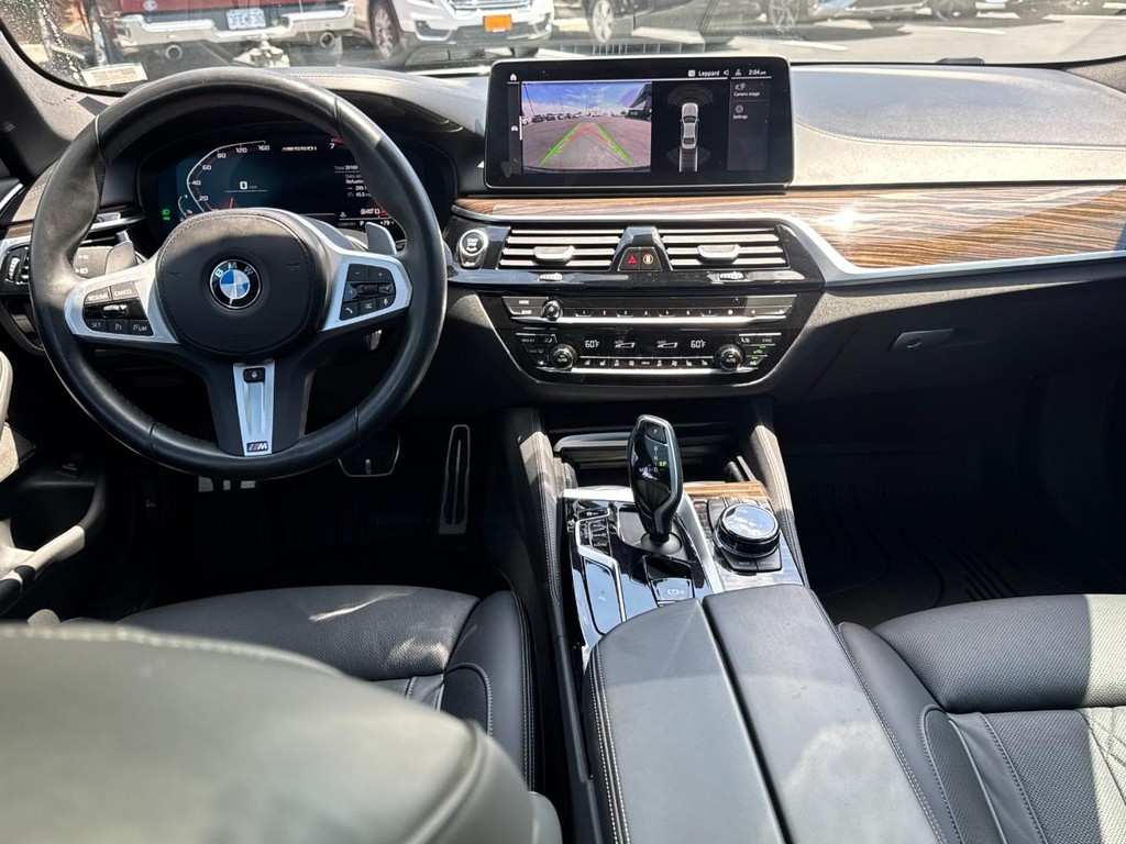 BMW 5 Series Vehicle Full-screen Gallery Image 12