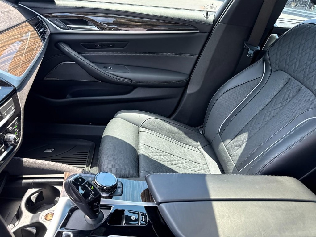 BMW 5 Series Vehicle Full-screen Gallery Image 14