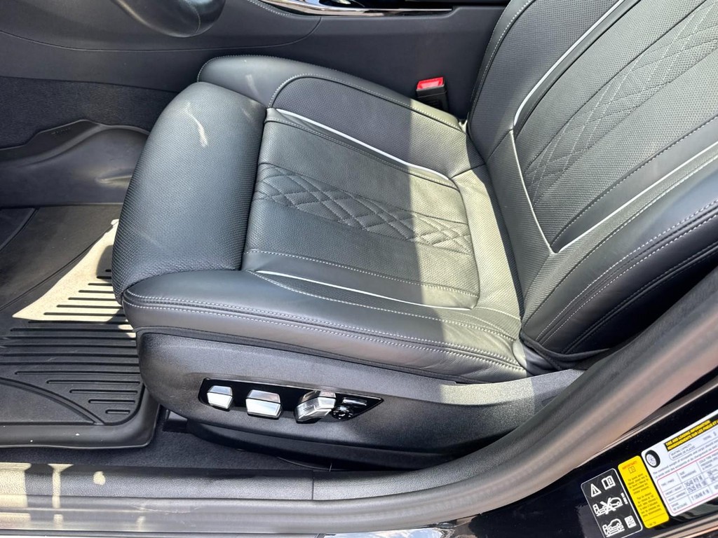 BMW 5 Series Vehicle Full-screen Gallery Image 15