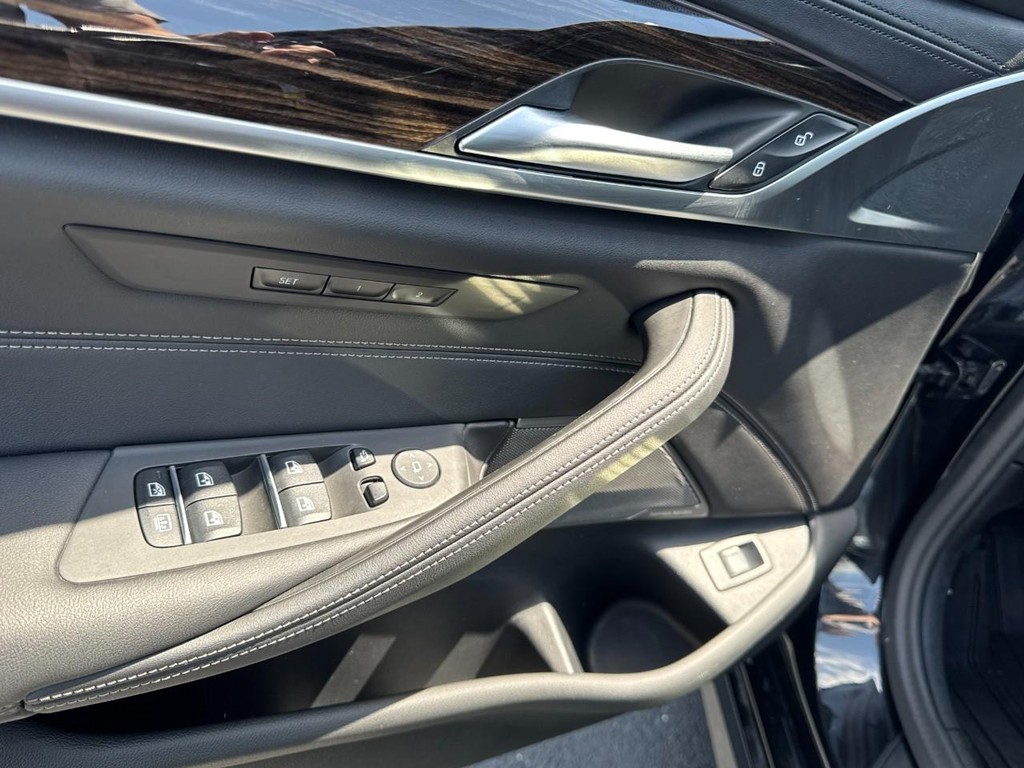 BMW 5 Series Vehicle Full-screen Gallery Image 16