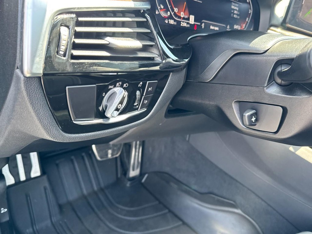 BMW 5 Series Vehicle Full-screen Gallery Image 17